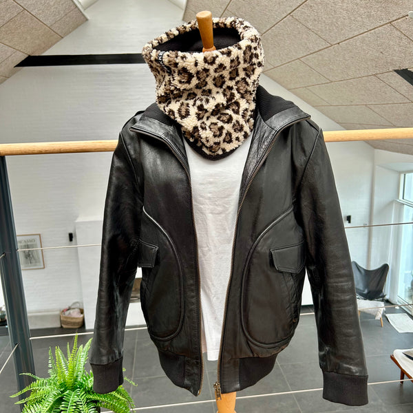 Halsedisse i Leo teddybear og sort fleece