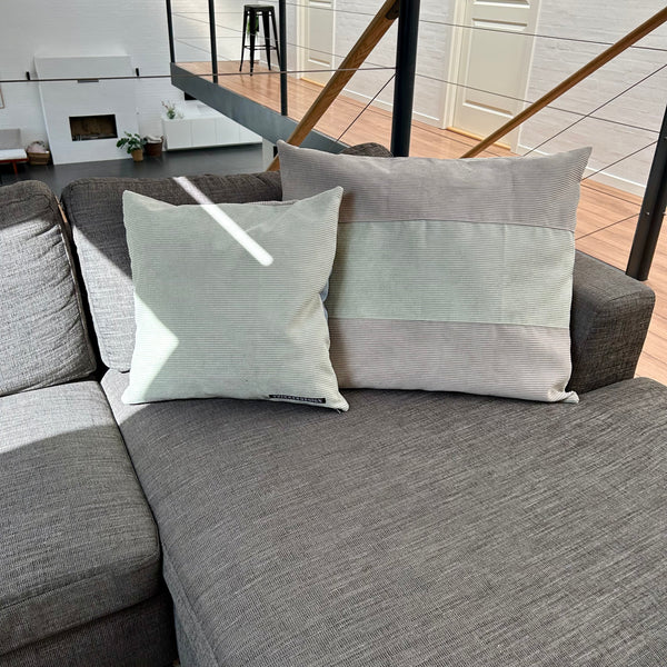 Stort pudebetræk i lys salvie og mørk kit. Lys salvie på bagsiden.