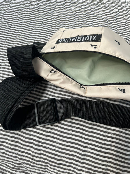 Bæltetaske/crossbody taske med skønne kirsebær.