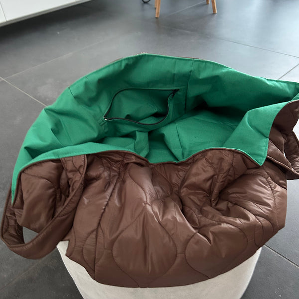 Shopper i mørkebrun quilt og grønt foer.