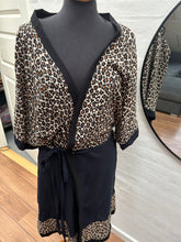 Indlæs billede til gallerivisning Kimono med dyreprint, blå og sort. Str.m/l
