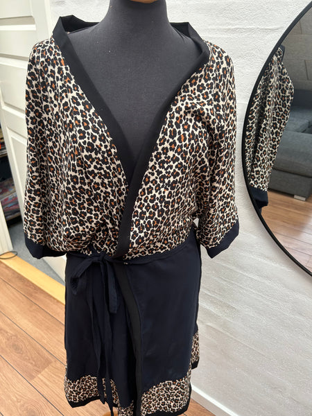 Kimono med dyreprint, blå og sort. Str.m/l