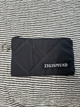Indlæs billede til gallerivisning Keyhanger taske i mørkegrå quilt.
