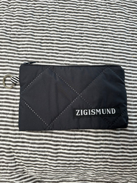 Keyhanger taske i mørkegrå quilt.