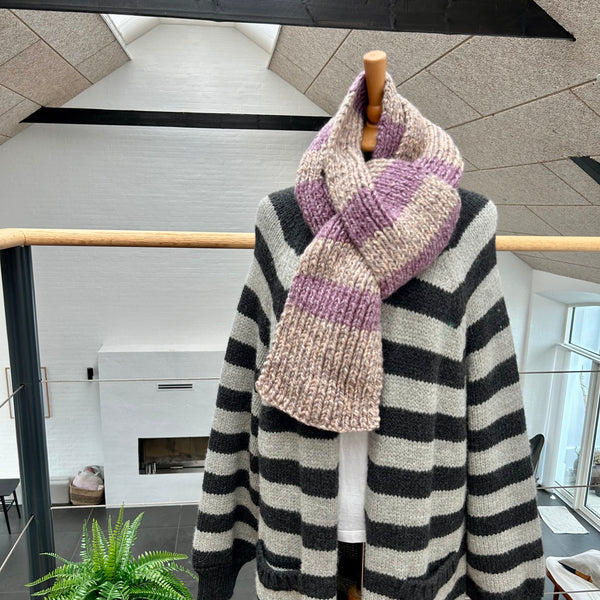 Håndstrikket jumbotørklæde i nude og meleret lilla