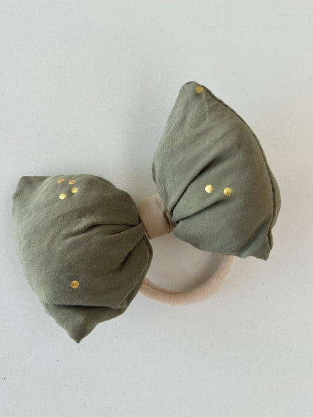 Stor sløjfe i støvet grøn med guld prikker.