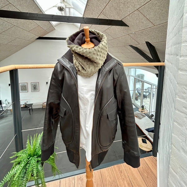 Halsedisse i minky army fleece og mørk army isoli