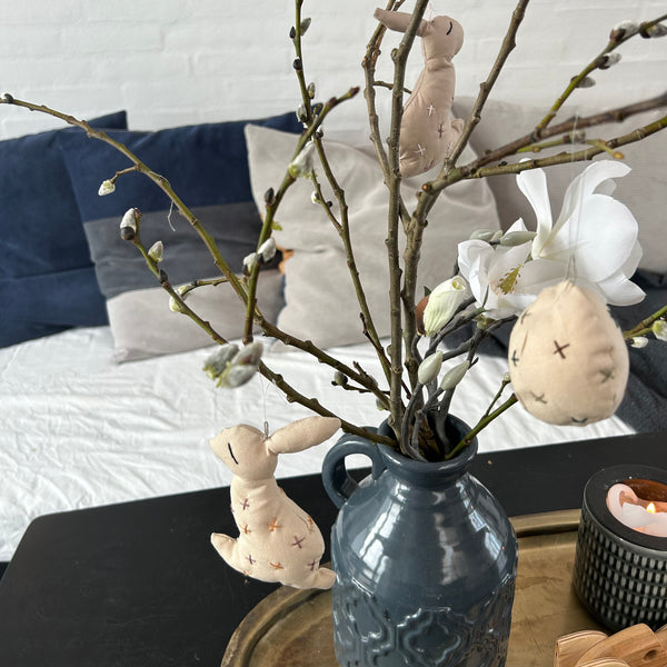 Æg med broderede detaljer.