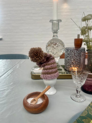 Æggevarmer aka Nissehue i Rosa ombringe strik med pom pom.