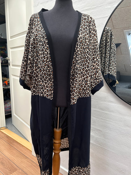 Kimono med dyreprint, blå og sort. Str.m/l