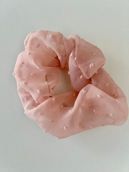 Svag rosa scrunchie m d små prikker.