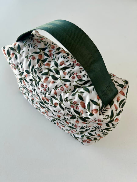 Lækker og rummelig toilettaske med skønne blomster.