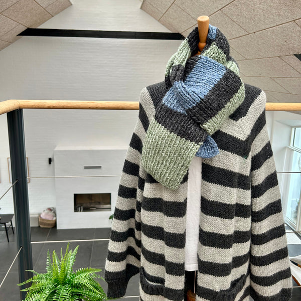 Håndstrikket jumbo tørklæde i blå, grønlig og antracit.