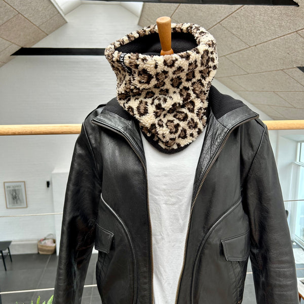 Halsedisse i Leo teddybear og sort fleece