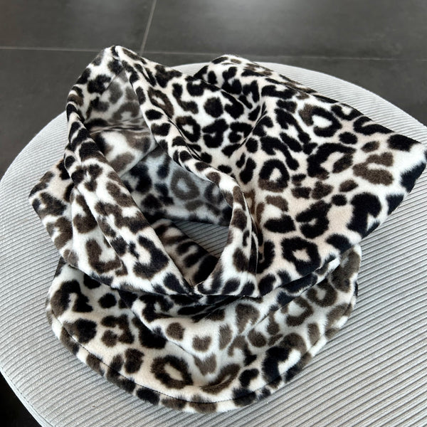 Balaclava i leopard mønstret fleece.