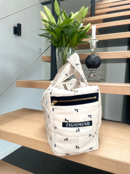 Makeup/toilettaske i smuk quilt med kirsebær