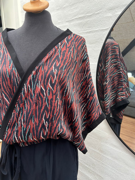 Kimono i digital printet stof og med mørkeblå viscose str.m/l