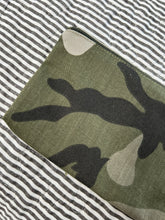 Indlæs billede til gallerivisning Keyhanger taske i army med army lynlås.
