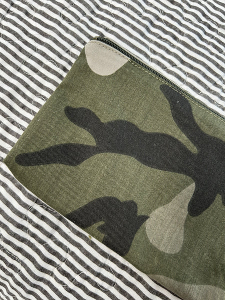 Keyhanger taske i army med army lynlås.