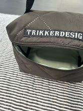 Indlæs billede til gallerivisning Toilettaske/makeuptaske i army quilt.

