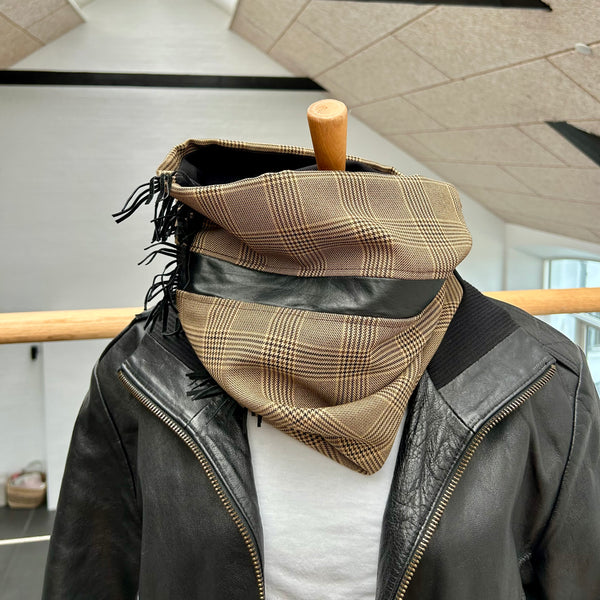 Unika tube med sort kalveskind og frynser.