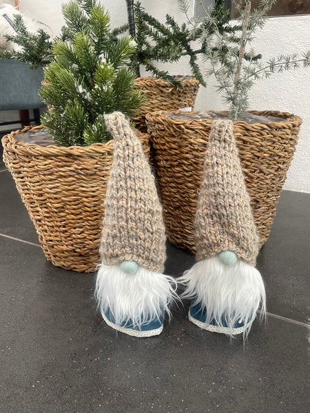 Håndlavet “Gnom” i blå velour og med hjemmestrikket hue.(1 stk.)