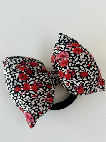 Stor og fluffy sløjfe med røde blomster.