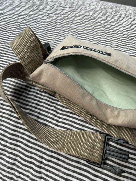 Bæltetaske/crossbody taske i fake velour.