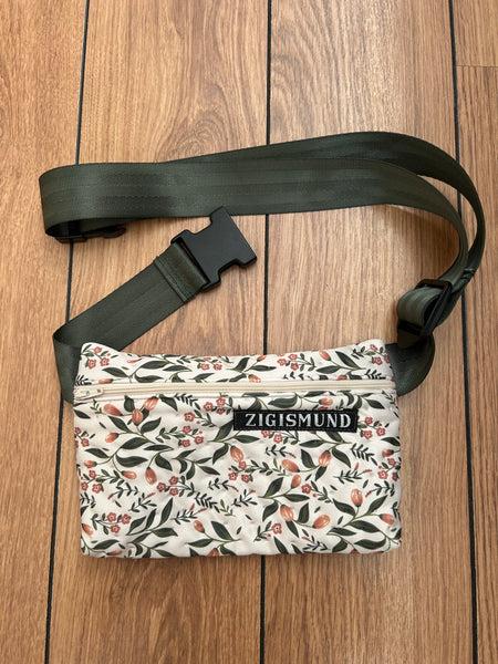 Crossbody/bæltetaske i blomstret stof.