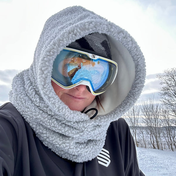 Balaclava i lysegrå Teddy med hvidt fleece.