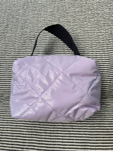 Indlæs billede til gallerivisning Toilet/makeuptaske i lyselilla med shine.
