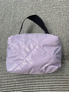 Toilet/makeuptaske i lyselilla med shine.