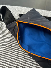 Indlæs billede til gallerivisning Bæltetaske i charcoal med orange lynlås.
