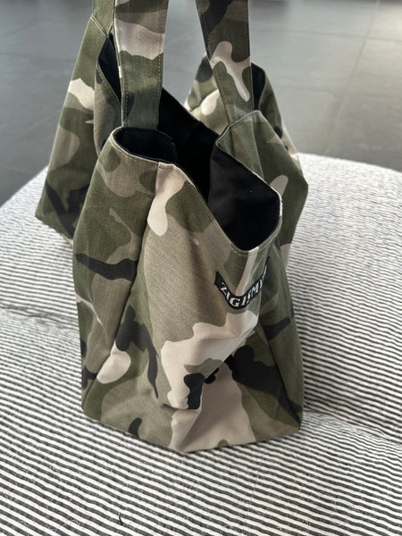 Shopper i armyfarver og med lomme indeni.