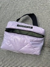 Indlæs billede til gallerivisning Toilet/makeuptaske i lyselilla med shine.
