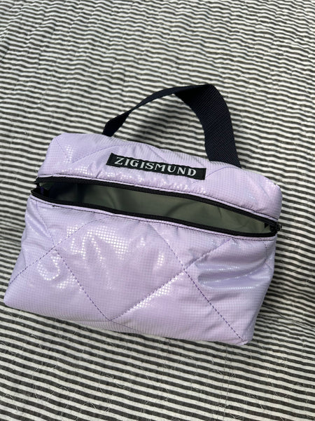 Toilet/makeuptaske i lyselilla med shine.