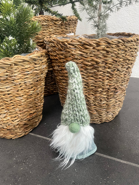 ❤️Håndlavet “”Gnom” i meleret blå og med hjemmestrikket hue.