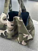 Indlæs billede til gallerivisning Stor shopper i army look med blåt foer og inderlomme.
