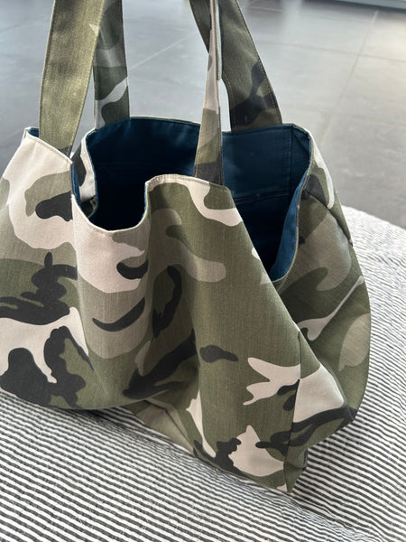 Stor shopper i army look med blåt foer og inderlomme.