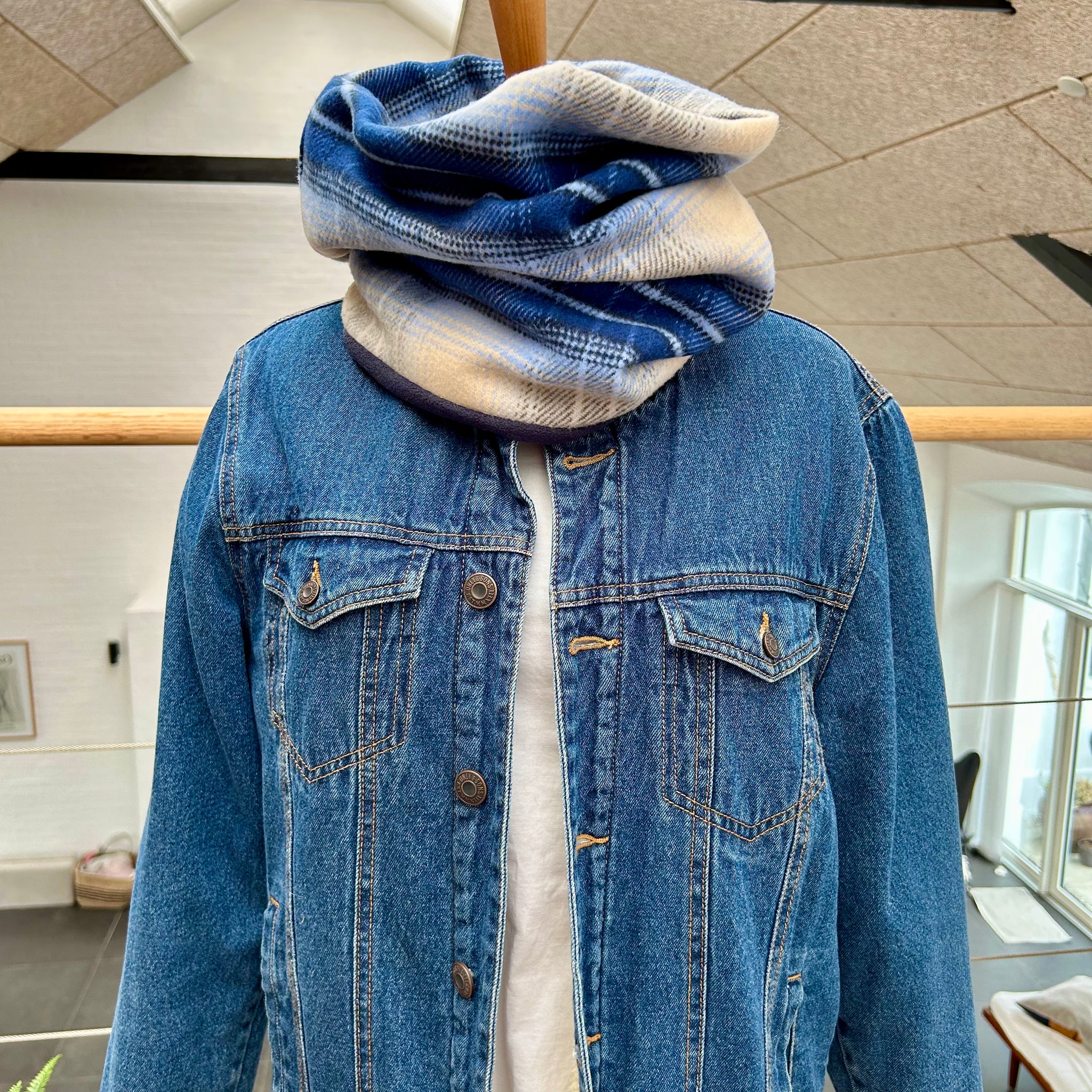 Halsedisse i tern og mørkeblåt fleece.