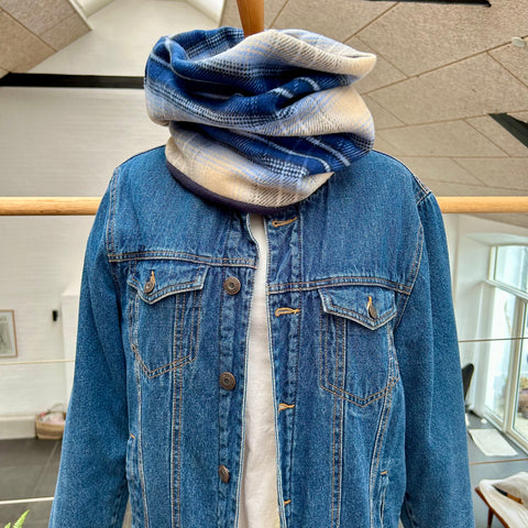 Halsedisse i tern og mørkeblåt fleece.