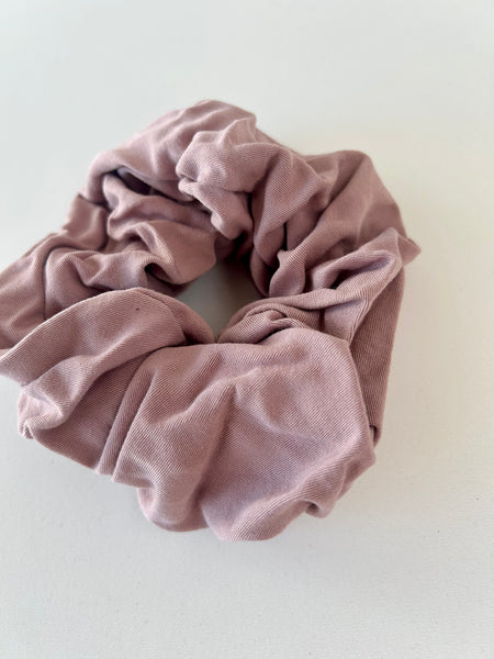 Stor scrunchie i blødt rosa stof.
