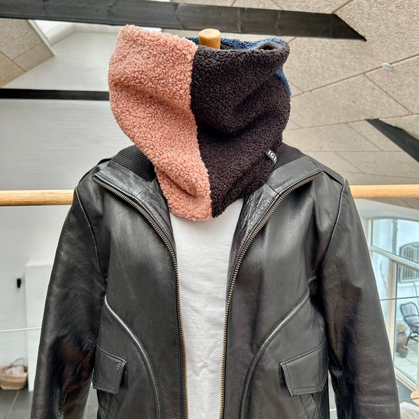 Halsedisse i mørkeblå, sort og rosa teddybear