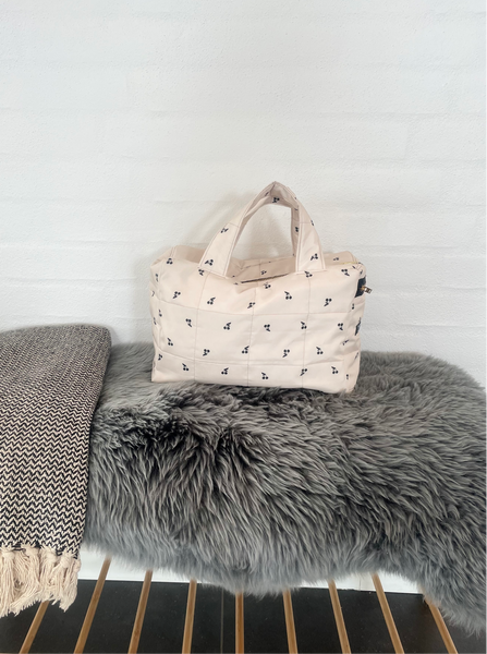 Makeup/toilettaske i smuk quilt med kirsebær