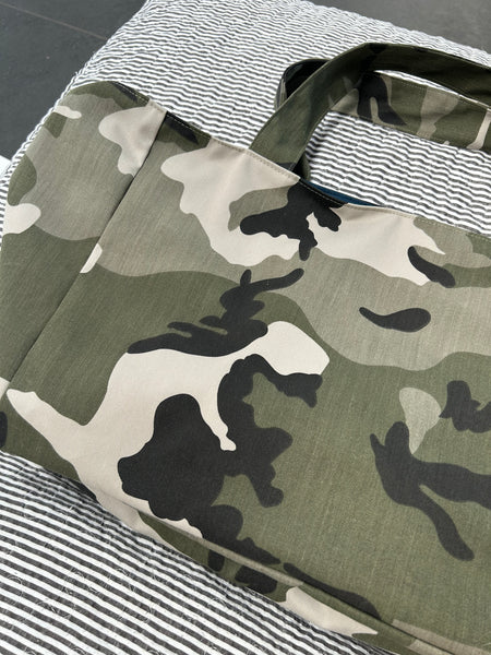 Stor shopper i army look med blåt foer og inderlomme.