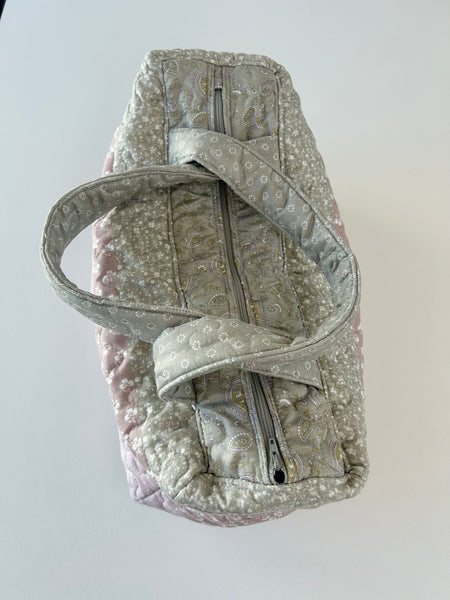 Quiltet taske lavet ud af et vattæppe.