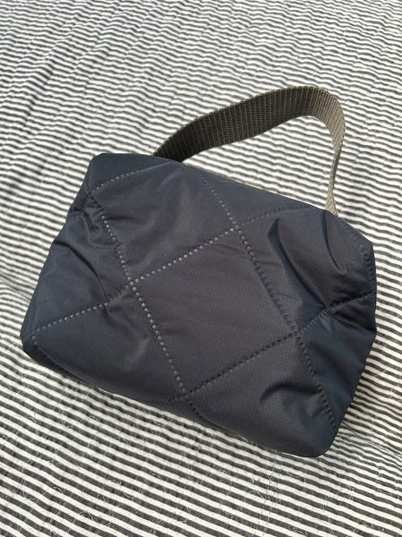 Toilet/makeuptaske i farven charcoal.