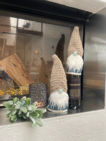 Håndlavet “Gnom” i blå velour og med hjemmestrikket hue.(1 stk.)