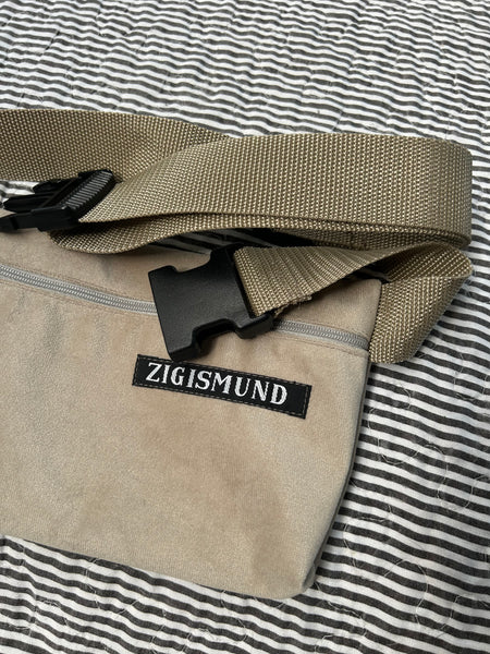 Bæltetaske/crossbody taske i fake velour.