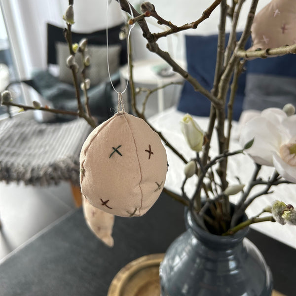 Æg med broderede detaljer.